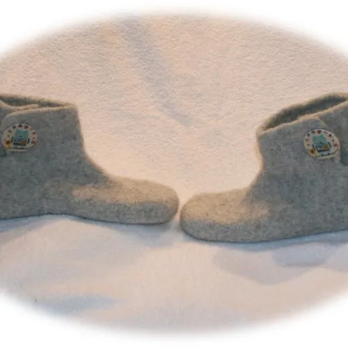 Chaussons/bottines pour adultes feutrés en pure laine grise bouton chouette
