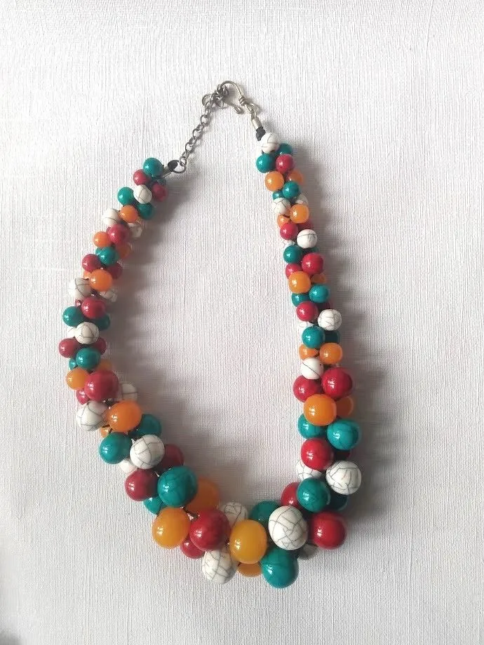 Collier ethnique coloré. Très bon état.