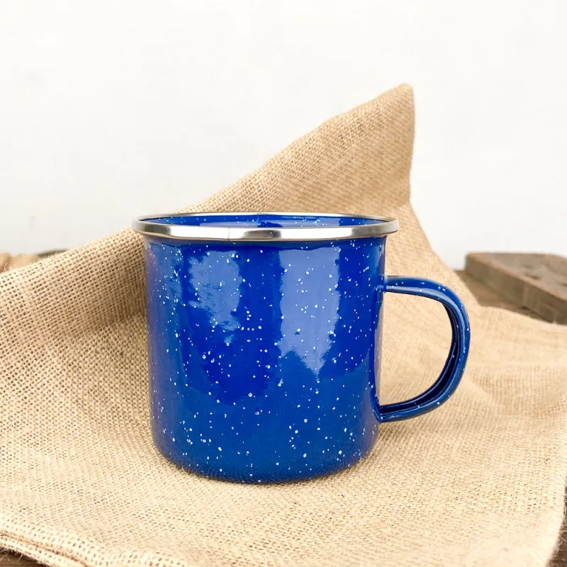 Mug de camping en émail bleu