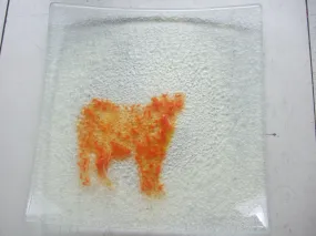 Petite assiette en verre artisanal motif vache  avec émail orange