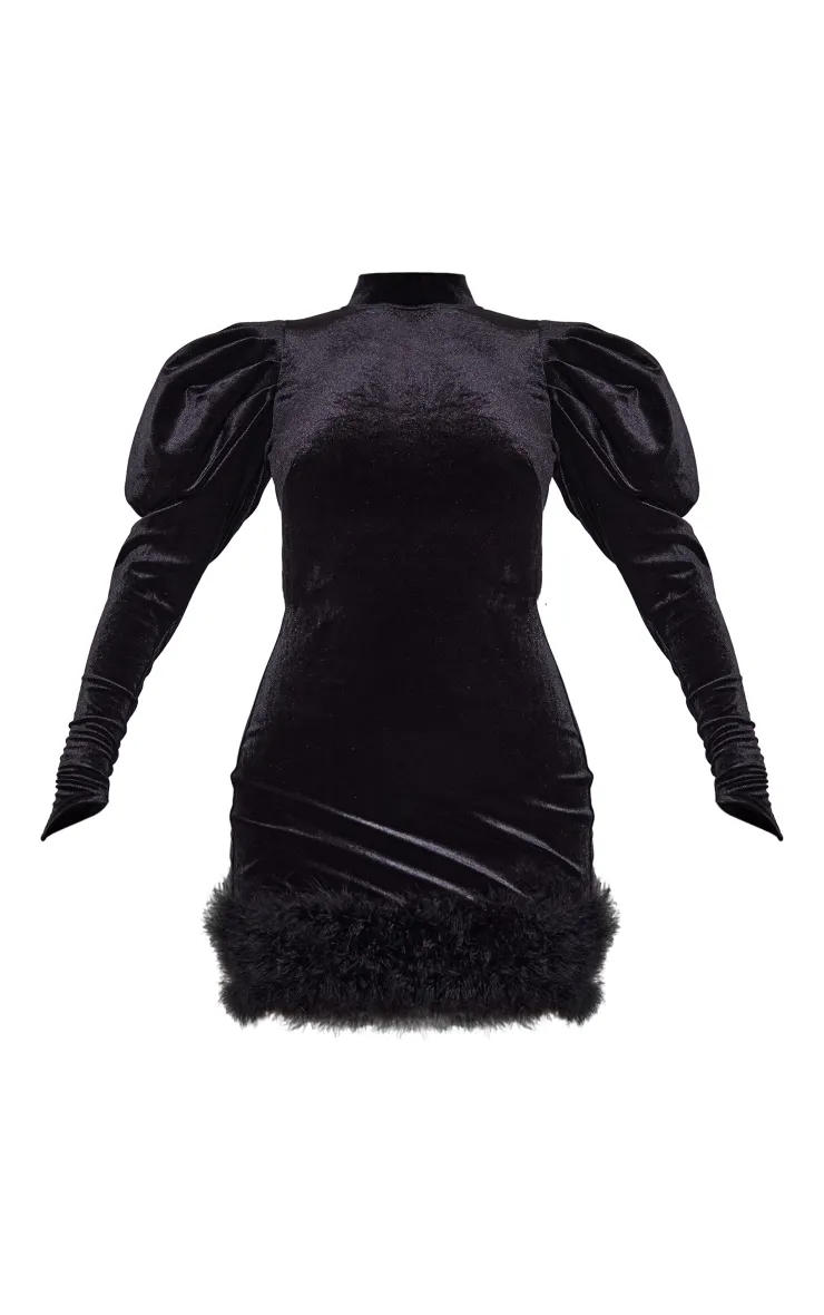 Robe moulante en velours noir à bordure en plumes et manches bouffantes