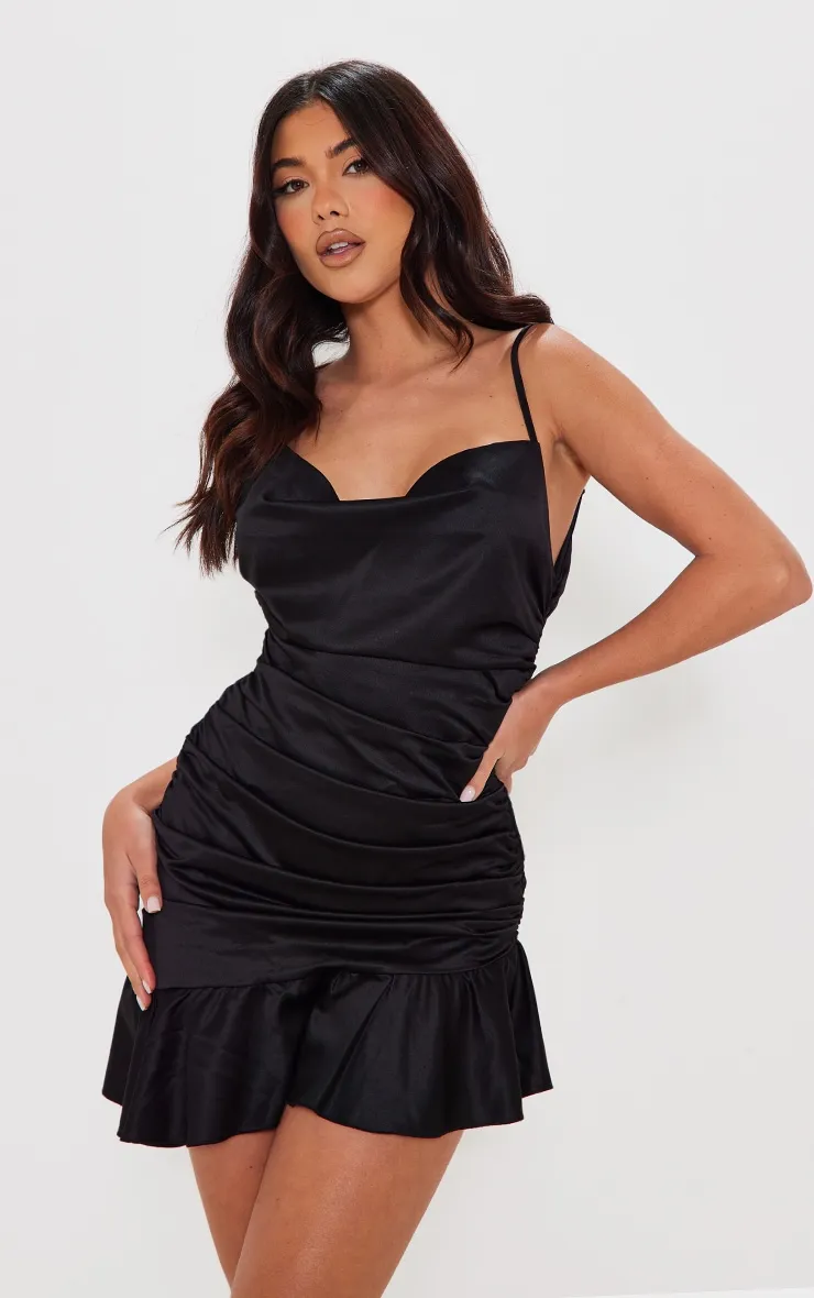 Robe moulante à bretelles noire satinée à col bénitier et ourlet volanté