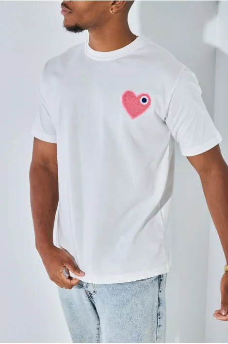 T-shirt blanc à coeur à oeil rose
