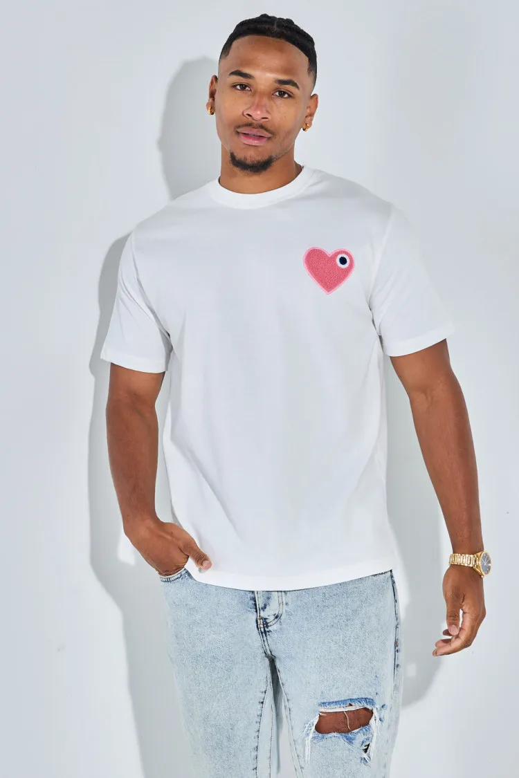 T-shirt blanc à coeur à oeil rose