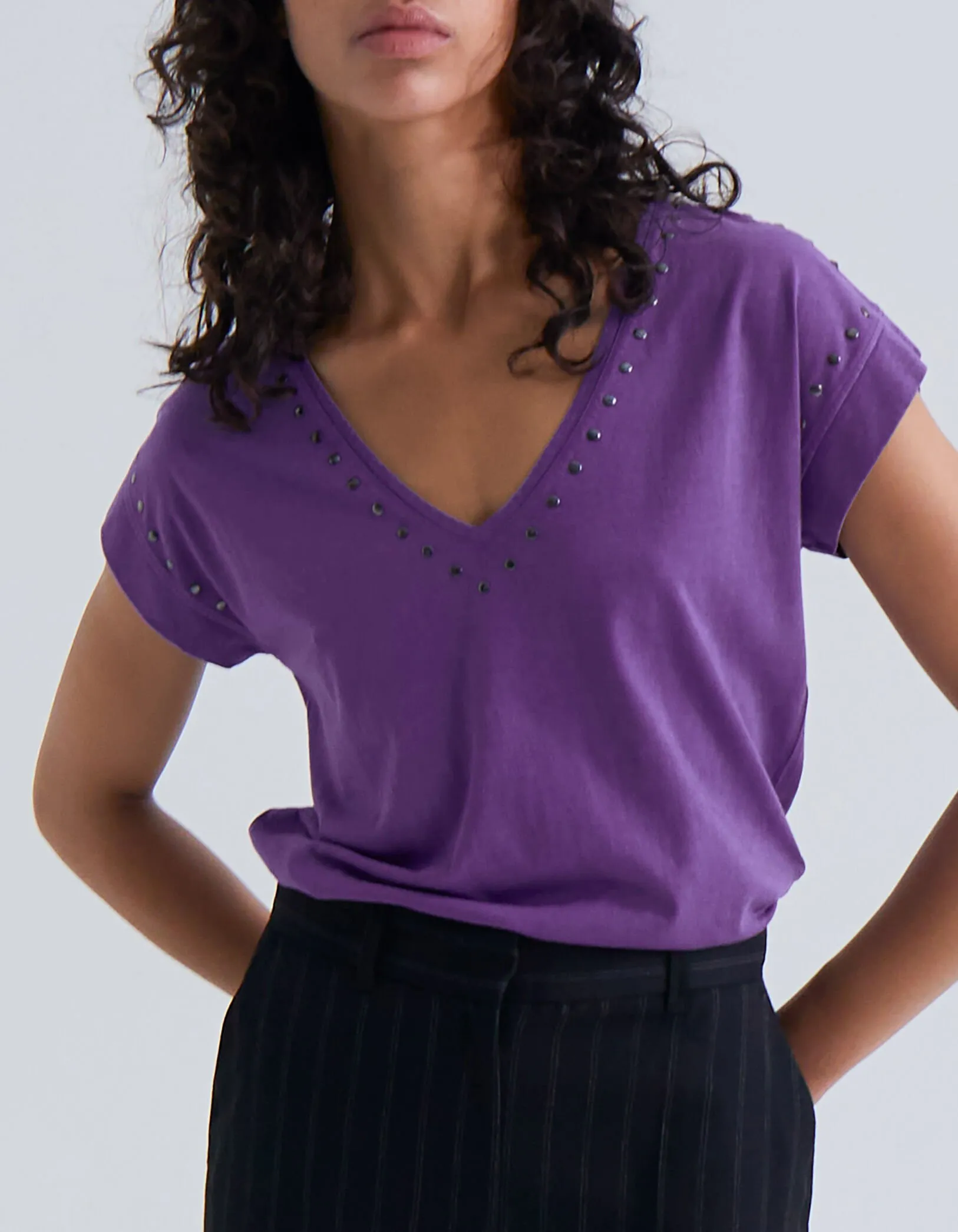 Tee-shirt violet Acid wash avec clous Femme